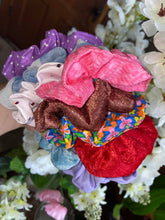 Load image into Gallery viewer, 🤚HAND MADE  SCRUNCHIES